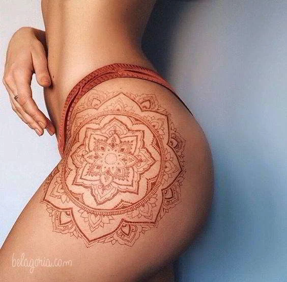 imagen del tatuaje en la cintura de una mujer