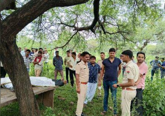 कपड़ा व्यापारी ने पेड़ से लटककर दी जान