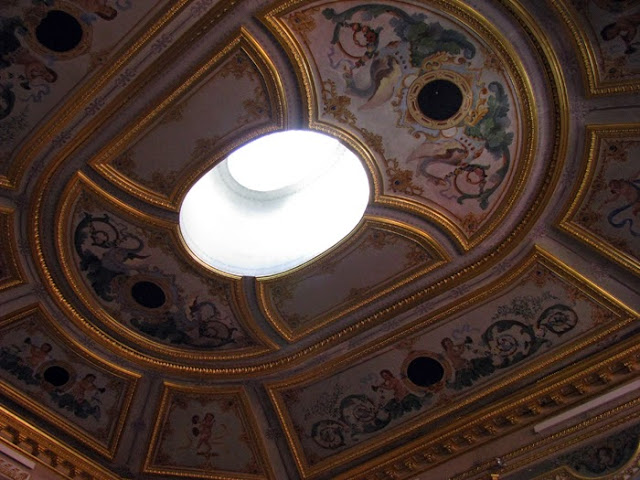 um dos tetos pitados do Pestana Palácio do Freixo e uma claraboia