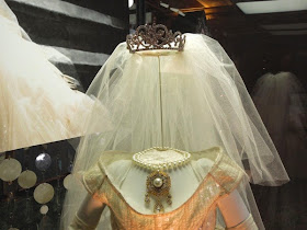 Miss Piggy wedding dress jewelry Muppets Most Wanted