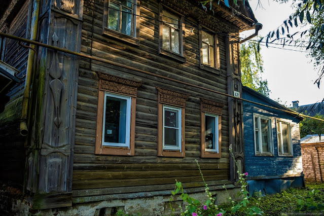 Деревянный дом с пластиковыми окнами