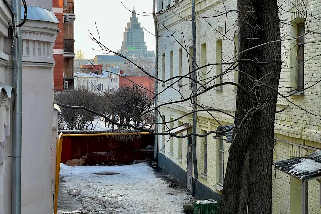 улица Сретенка, дворы, бизнес-центр «Оружейный»