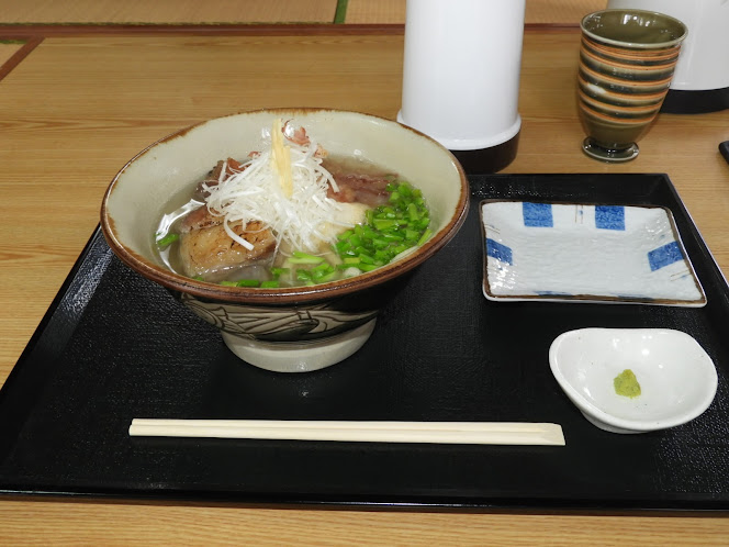 那覇市・すぅーぎぃーじぃーの本ソーキそば（中）