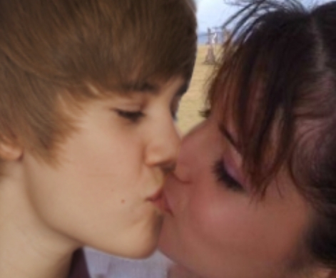 The girl looks very much like Selena Gomez These Justin Selena kissing