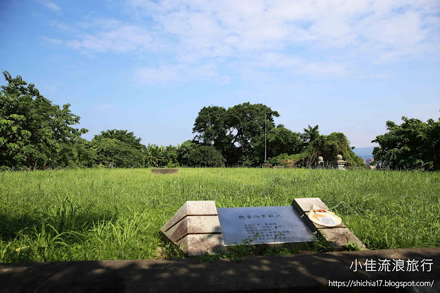 觀音山蓄水池上方的草地