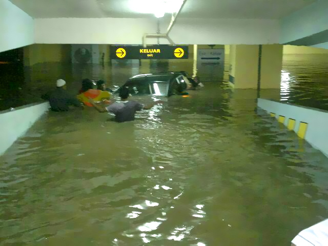  Gambar  suasana  banjir yang melanda di Pantai  Timur Cg Azmi