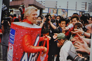 Richard Branson vestindo uma fantasia de uma lata de refrigerante Coca-Cola