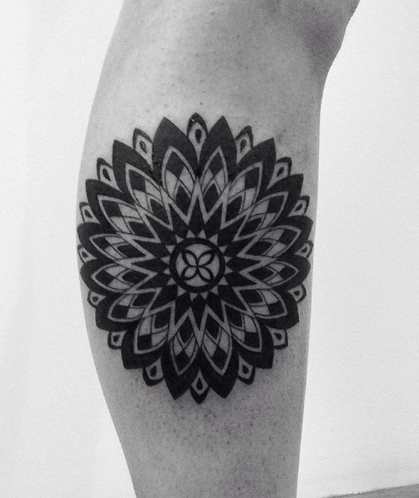 Outra tatuagem de mandala. Este é muito mais simples e menor, mas ainda faz um grande desenho de tatuagem.