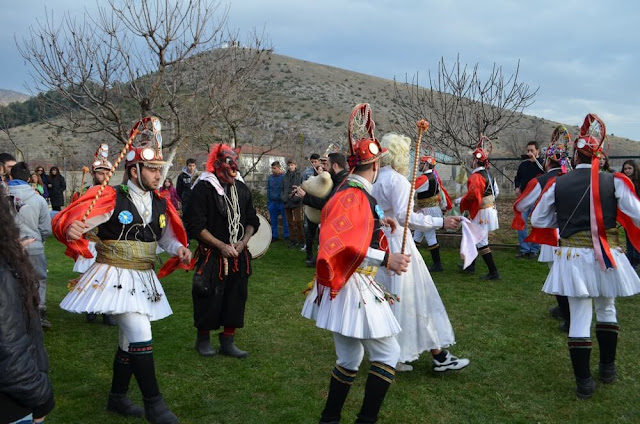 Κοζάνη: Διαδικτυακοί Μωμόγεροι και Χριστουγεννιάτικο Καλεντάρι με παραμύθια και συνταγές