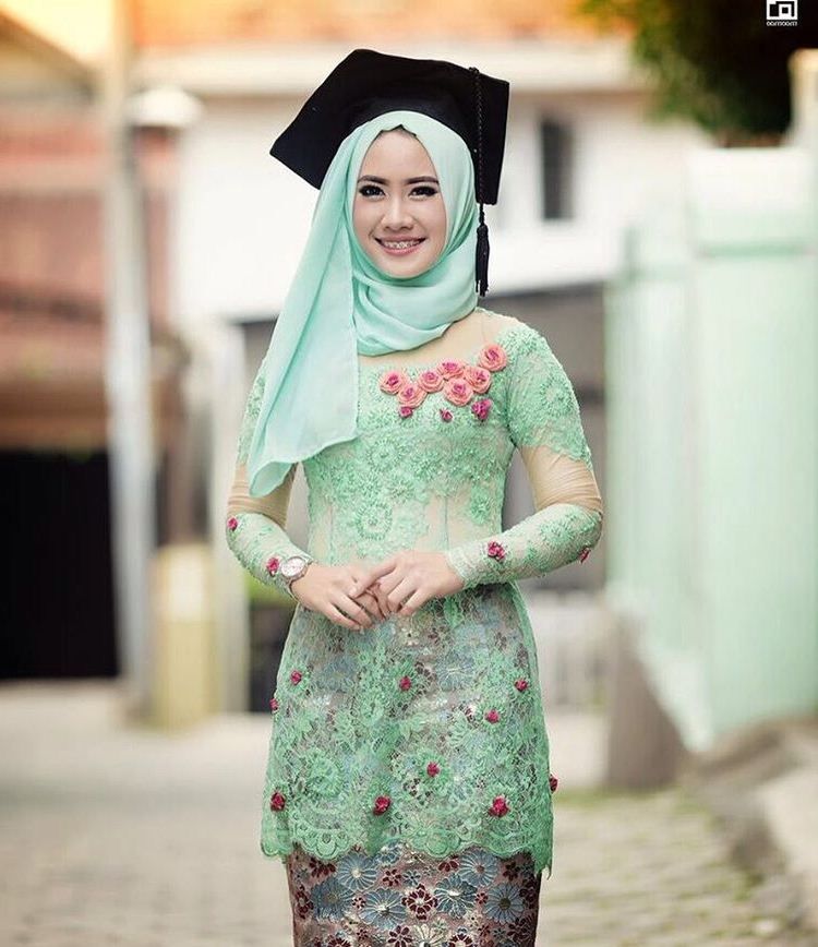 30 model  kebaya wisuda  hijab  modern cantik favorit mahasiswi