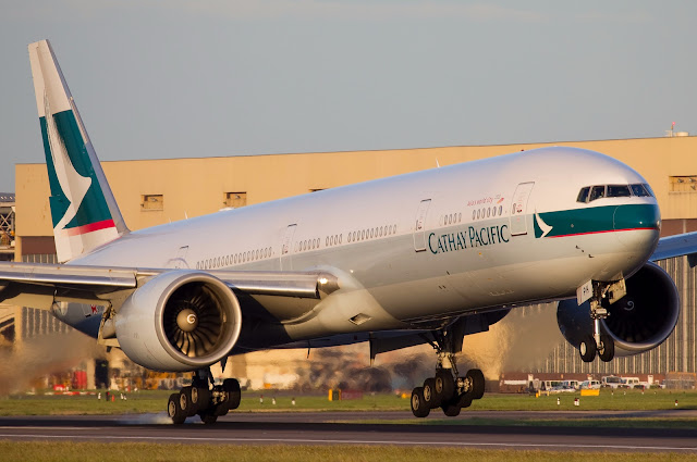 Cathay Pacific Boeing 777-300 Unbalanced Touch Down