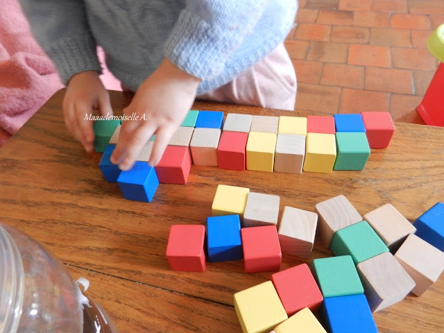 || Activité : Des cubes en bois pour reproduire des suites de couleurs