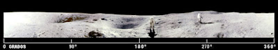 Panorámica completa tomada por John Young (Apollo 16) junto a los cráteres 'Flag' (izquierda) y 'Plum', en la que su compañero Charles Duke aparece dos veces.