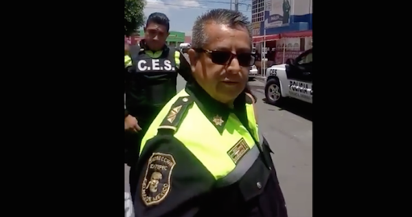 Policías del Edomex retiran documentos a motociclista y le piden 300 pesos para devolvérselos