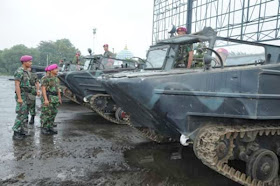 Marinir TNI AL Siagakan Kendaraan Amfibi Untuk Antisipasi Kemungkinan Banjir Susulan