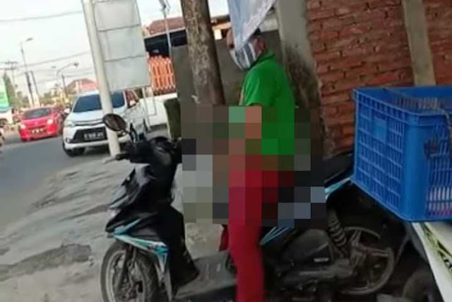 Heboh !!  Viral Video Seorang Pria Diduga Masturbasi di Atas Motor