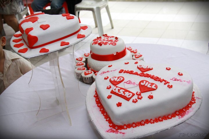 simple red and white wedding cakes. or wedding cakes are red