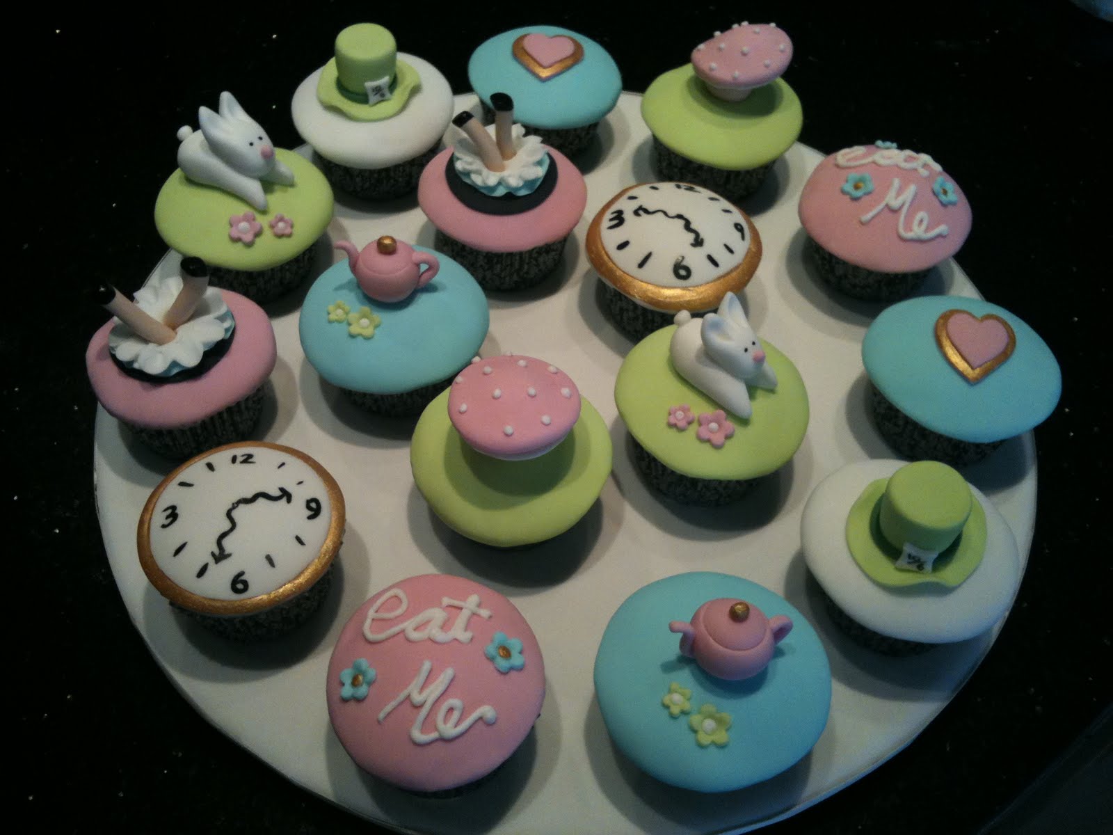 cake and clothes: alice in wonderland cupcakes