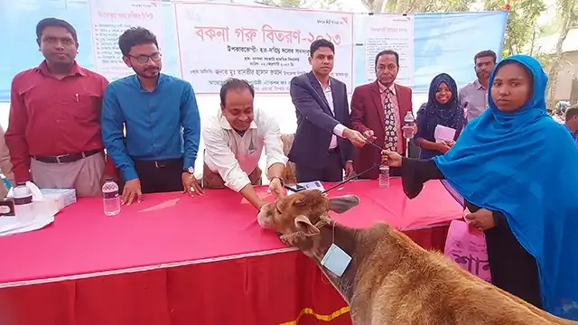 ইসলামপুরে হত দরিদ্রদের মাঝে পারি সংস্থার গরু বিতরণ