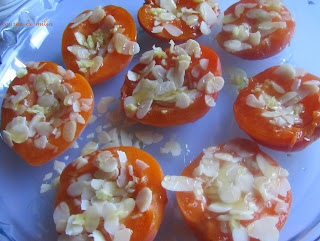 Albaricoques asados con miel y almendras