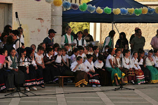 progetto Ballo Sardo-  Alcune foto dello spettacolo Ballus e Cantus in Piazza Marconi a San Gavino - scuola primaria di via Fermi