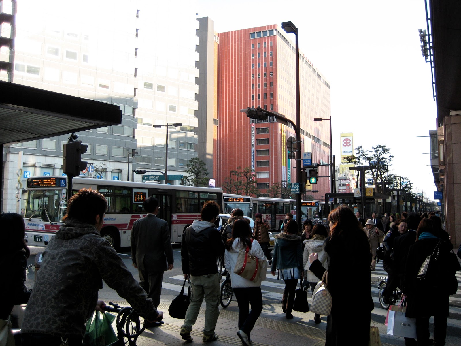 Bus menjadi salah satu alat transportasi populer warga Fukuoka