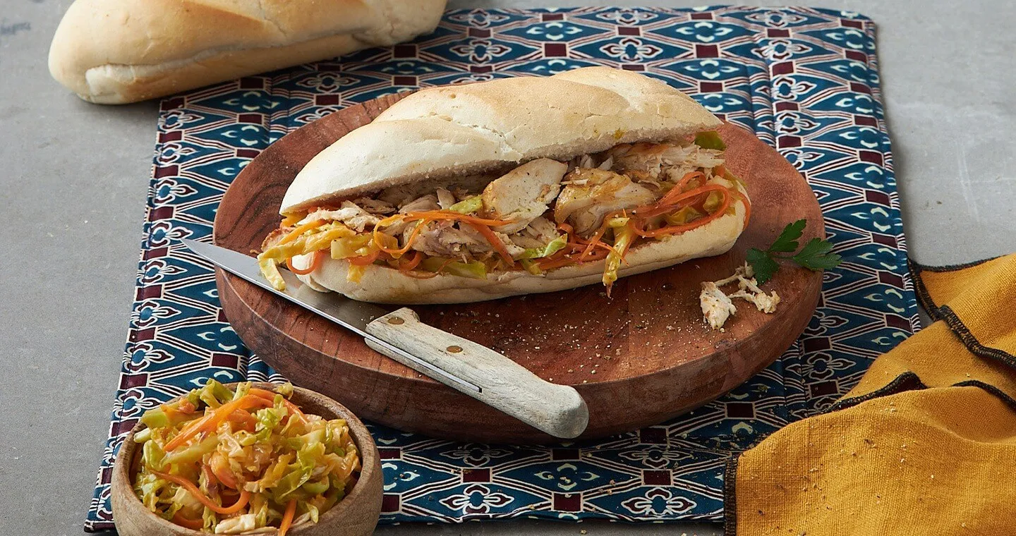 Magoga, pão com frango repolho e maionese já feito