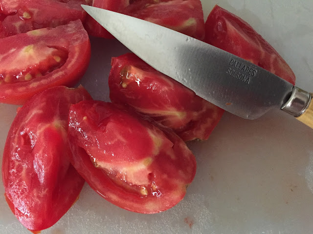 Salmorejo. Troceando los tomates.