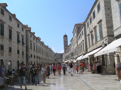 by E.V.Pita.... Dubrovnik (Croatia) city walk (1,5 hours) / por E.V.Pita.... Paseo por Dubrovnik (Croacia) en 1,5 horas ... http://thecrazytourist.blogspot.com/2012/03/dubrovnik-croatia-city-walk-15-hours.html 