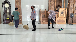 Sambut HUT Bhayangkara, Sejumlah Polisi Lakukan Baksos Bersih-bersih Tempat Ibadah