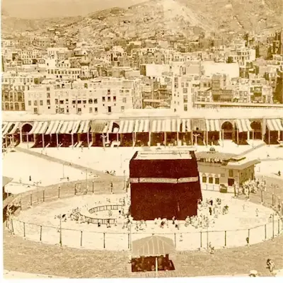 الكعبة المشرفة وحولها مباني العمارات في مكة في الخمسينيات في السعودية