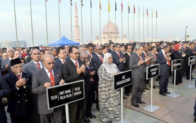 politik dan khidmat awam