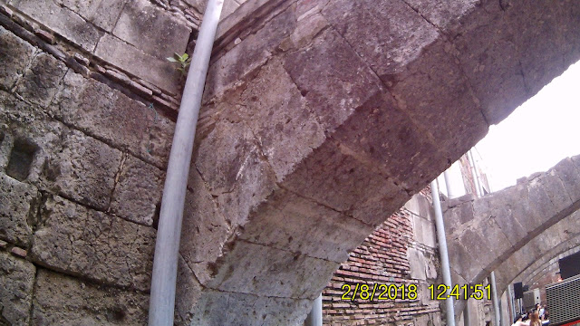 This photo shows the detail of connections of the stone on the right side