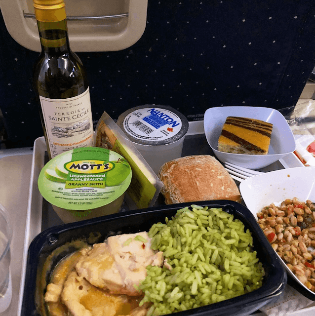 Nổi tiếng với bánh mì và phô mai, chẳng ngạc nhiên khi hãng hàng không Pháp Air France lại phục vụ hai món này. Tuy nhiên bên cạnh đó, hãng cũng có món cơm thịt gà, với cơm có màu xanh lá trông khá lạ mắt.