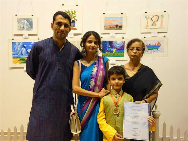 Neil Gaur with his medal along with family at Khula Aasmaan exhibition (www.indiaart.com)