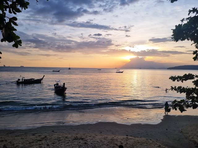 foto da praia de Ao Nang, Krabi, sul da Tailândia