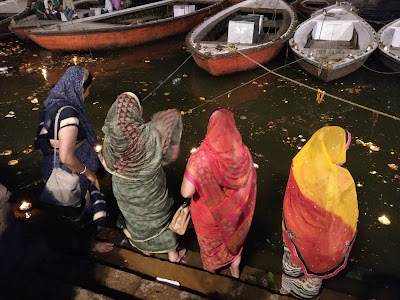 Mujeres a la orilla del Ganges en Varanasi, India.