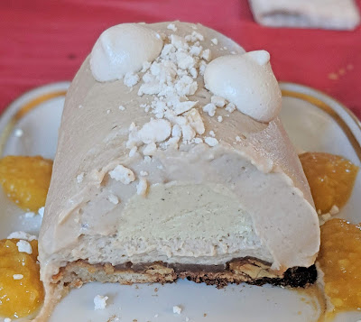 découpe de buche de noel à la mousse de marrons insert vanille et daquoise aux noix