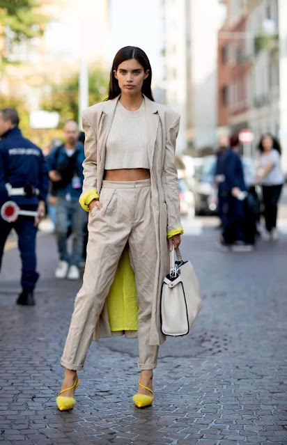 Cream with lemon yellow will make the outfit look more vivid