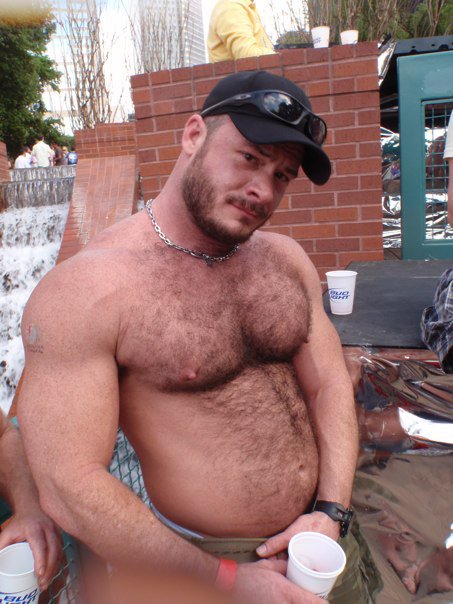 Damn I would love to be out in the sun with this bear stud