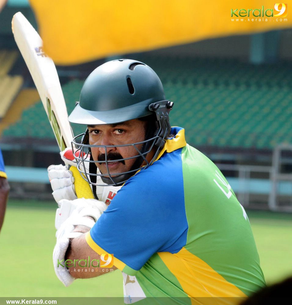 Mohanlal playing for kerala strikers stills ( | mohanlal in kerala strikers  