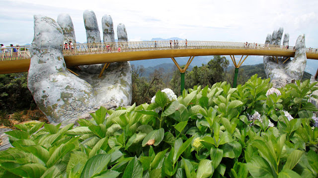 manos-gigantes-sostienen-el-puente-dorado-de-Da-Nang-en-Vietnam