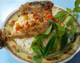 Kuliner Ayam Pedas khas Banyuwangi.