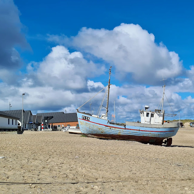 Dänemark-Urlaub: 8 kleine und große Tipps für Vorupør. die Fischerboote bzw. Fischkutter am Strand sind äußerst sehenswert und eine Besonderheit in Vorupör.