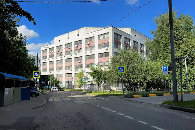 Профсоюзная улица (дублёр), издательство «Наука» (здание построено в 1976 году)