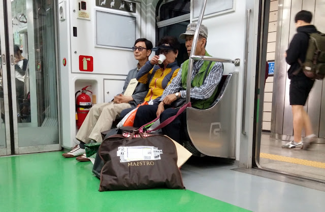 Anciano coreano trabajando como mensajero en el metro de Seúl