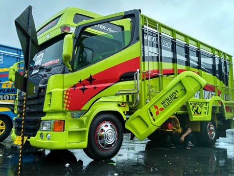 Truk canter modifikasi - warna hijau muda