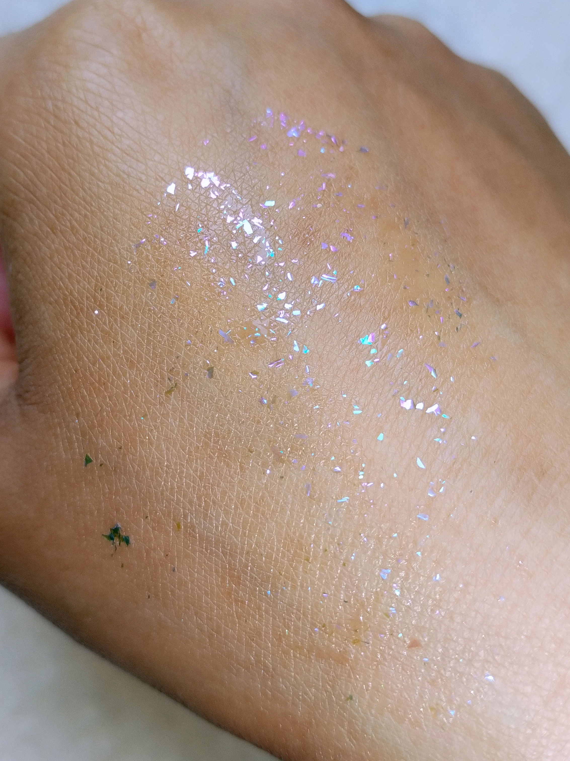 Pimper son make-up  avec les multichrome flakes de chez ESSENCE ! (dupe Danessa Myricks ?)