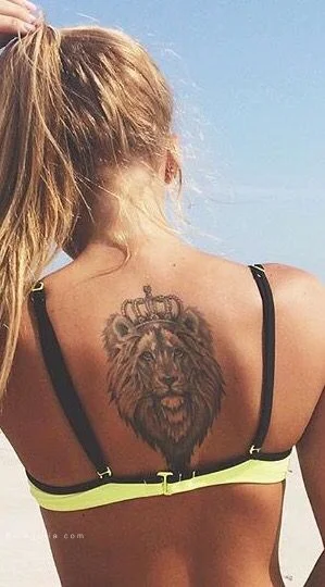 imagen de un tatuaje de león para mujer