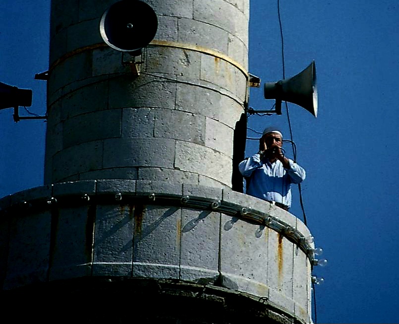 minarett-muezzin-rufen---moschee-detail-gebetsrufer-muslime-gebet-beten-auffordern-aufforderung-muslim-moslem-glaube-religion-glubiger-frmmigkeit-berzeugung-islamisch-islam.jpeg